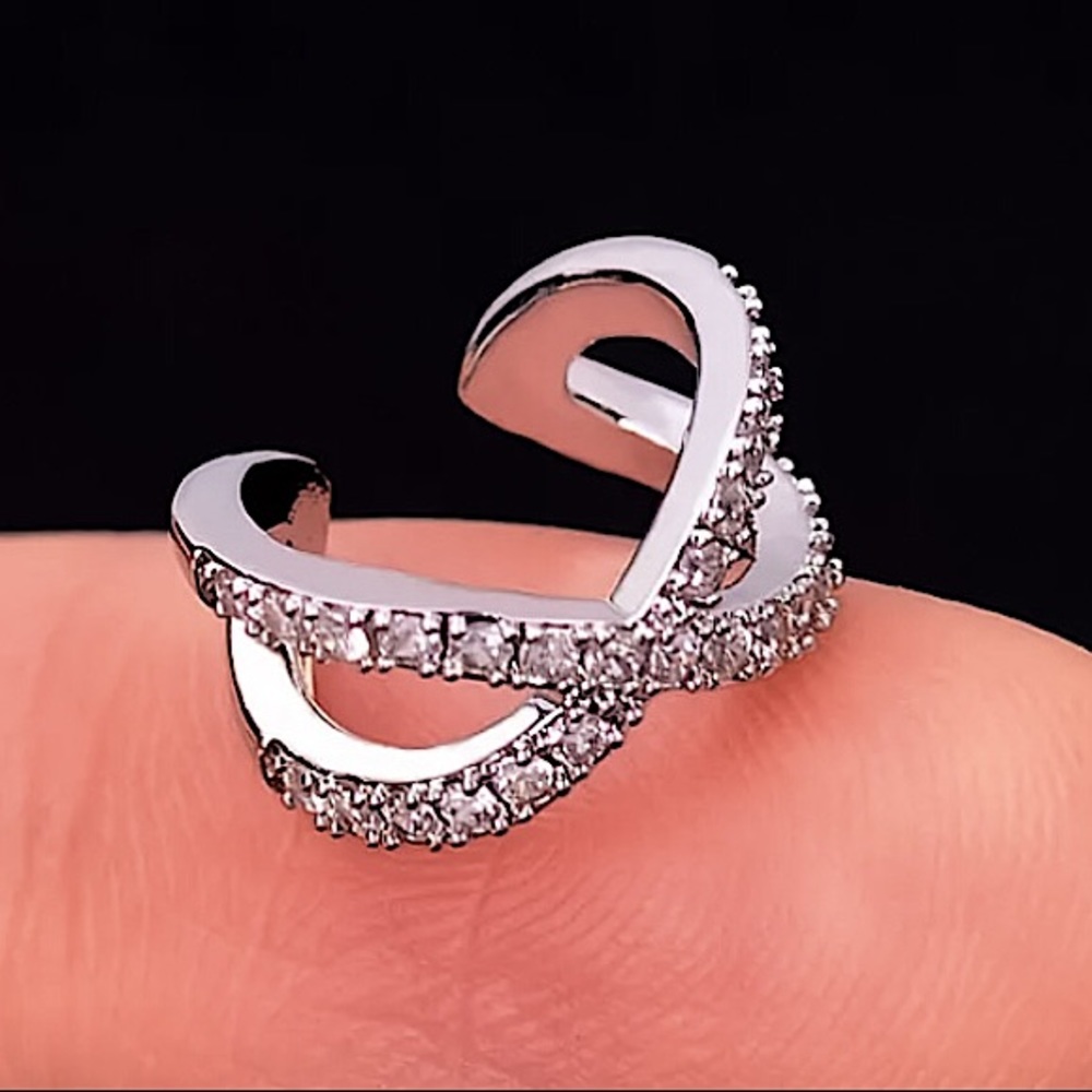 ⚜️[𝟯/$𝟮𝟴]⚜️Silver Crystal Crisscrossed Cuff Earring NEW - Picture 5 of 8